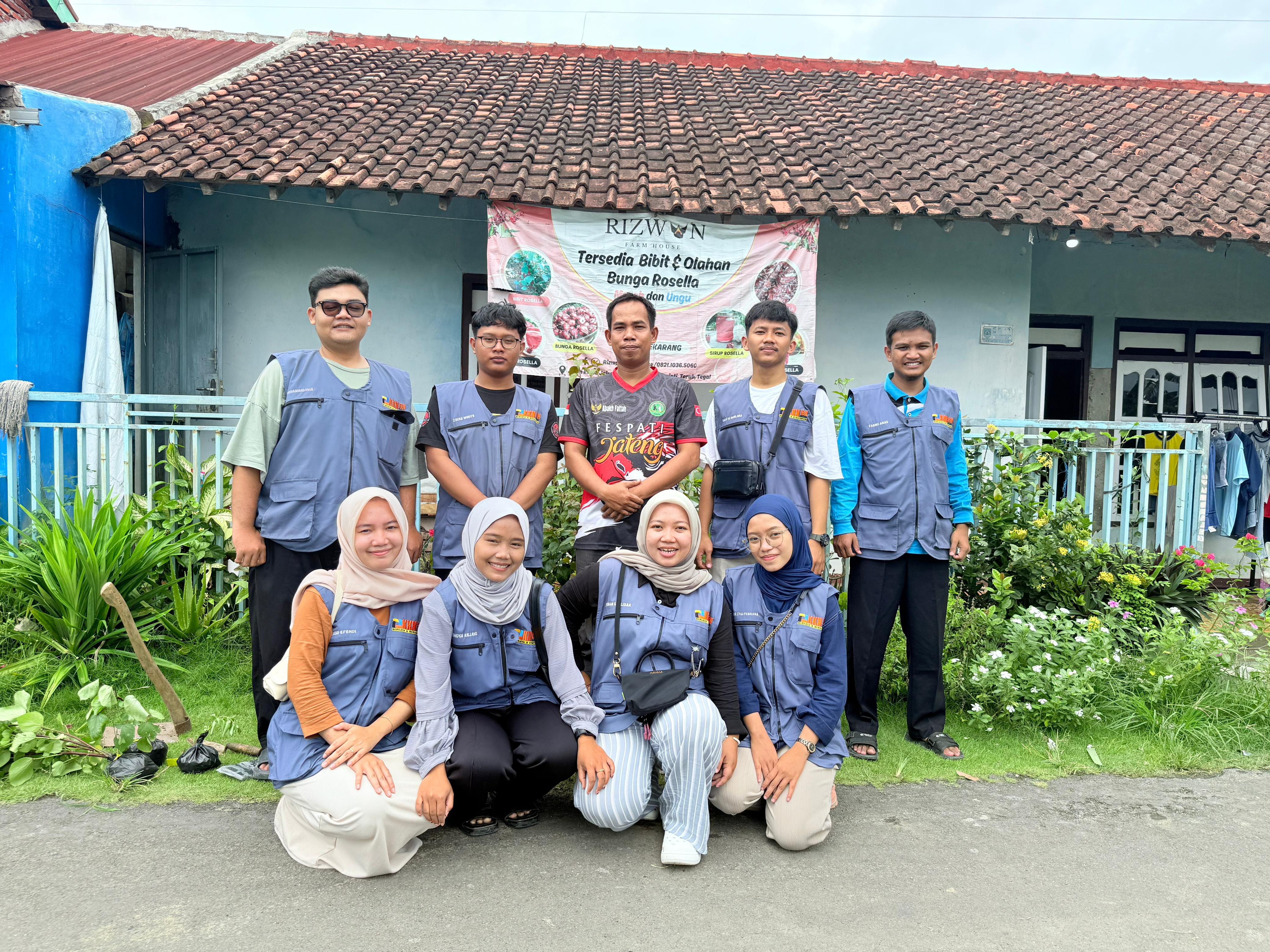 Mahasiswa KKN IBN Tegal Kunjungi Rizwan Farm, Pelajari Budidaya Bunga Rosella