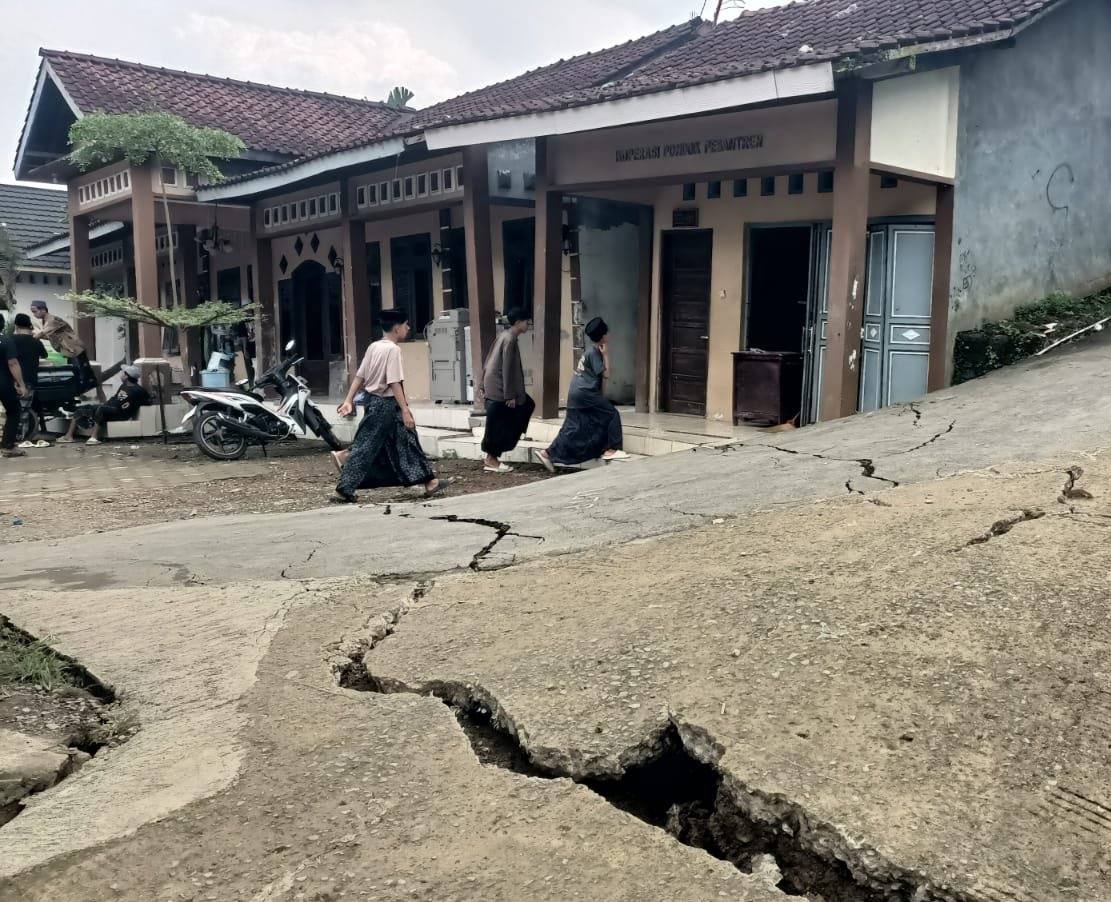 DARURAT: 104 Rumah Rusak Akibat Tanah Bergerak di Jatinegara Tegal, Ratusan Warga Mengungsi